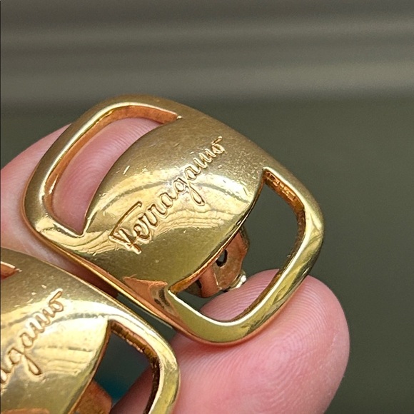 🖤VTG Salvatore Ferragamo Vara Gold Tone Clip-On Earrings - Picture 3 of 15